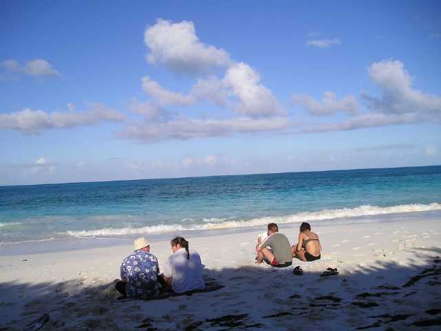 Vier Touristen am Strand